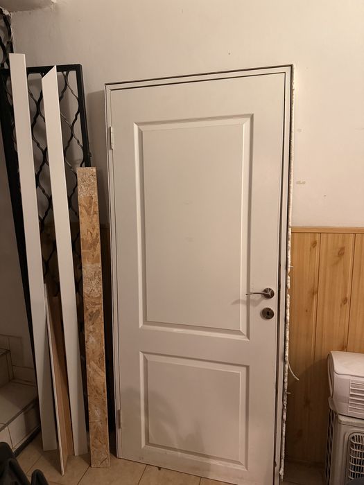 Usa interior alba cu tot cu toc