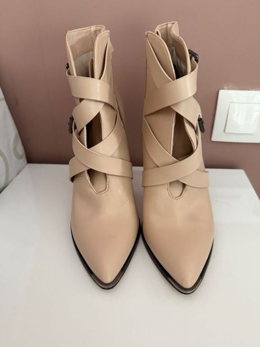 Боти на ток бежови