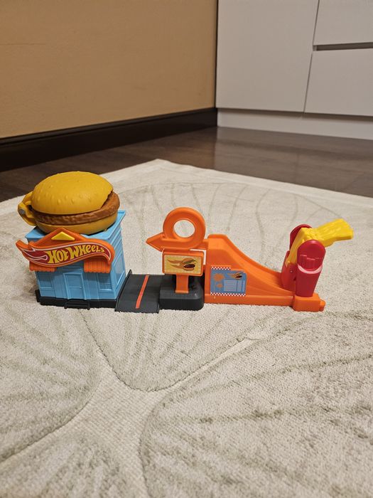 Продам набор Hot wheels, треки