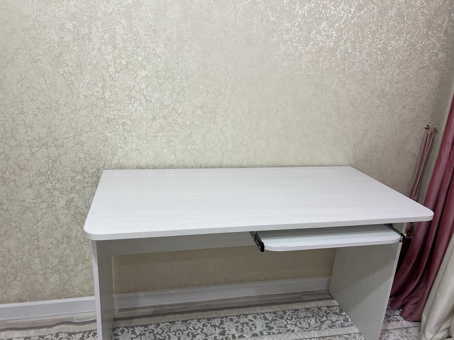 Компьютерный, книжный стол