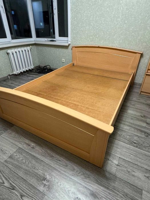 Продам кровать и две тумбы б/у
