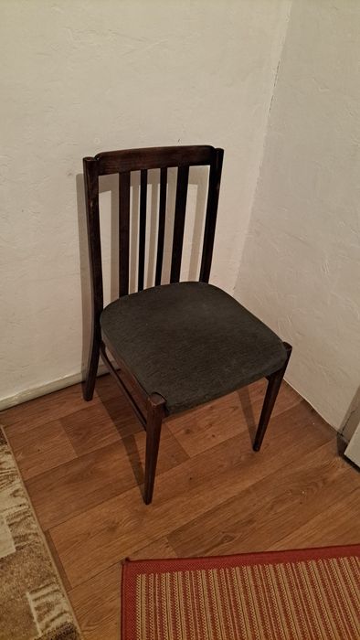 Продам стол и 4 стулья