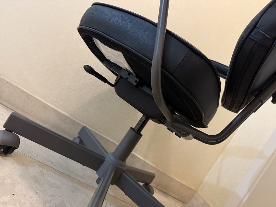 Кожен офисен стол