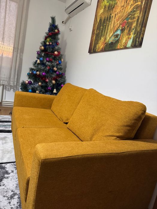 Vând canapea fixă 3 locuri galben muștar