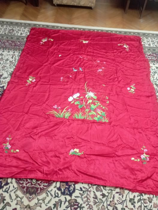 Продаются 2 шелковых покрывала с 2мя наволочками  с вышивкой новые