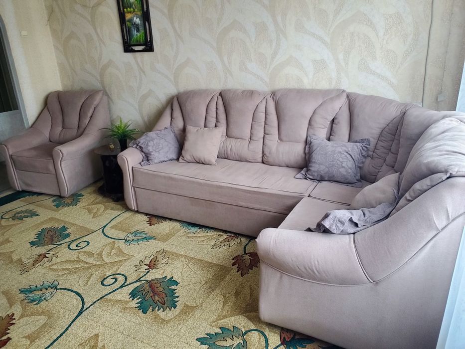 Продам угловой диван и кресло