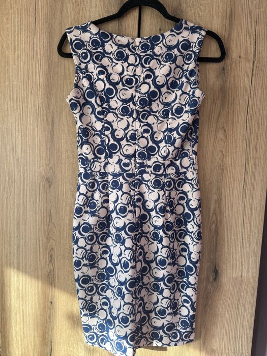 Rochie scurta simplă.