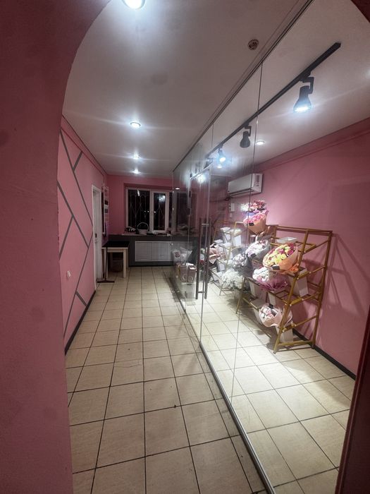 В продаже стеклянная витрина