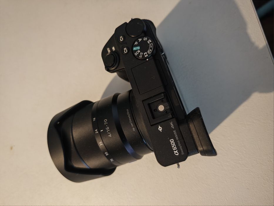 Sony A6500 cu rig,4baterii ,geanta,microfon rode si  obiectiv Carl Zeis 16-70