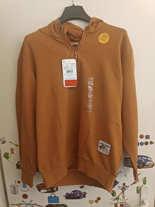 Продавам нови детски блузи и пуловери