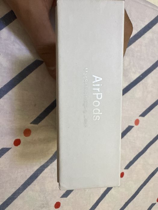 AirPods 4 новый.