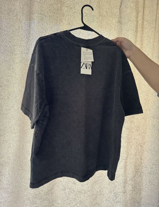 Футболка Zara с этикеткой