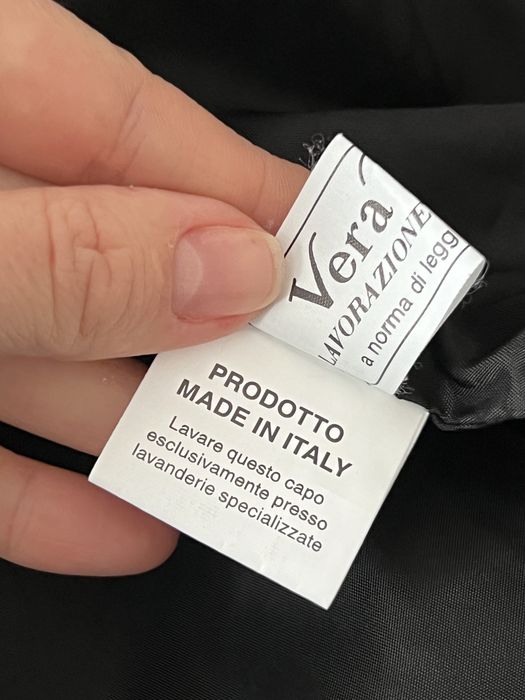 Geacă de piele. Fabricată în Italia.