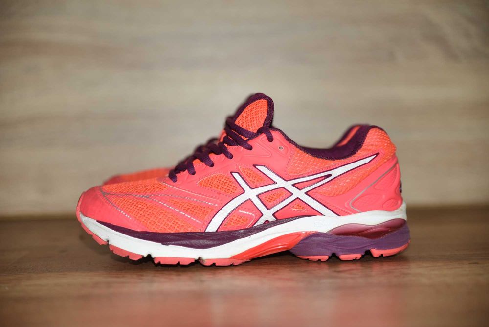 Asics Оригинални дамски маратонки 38 номер