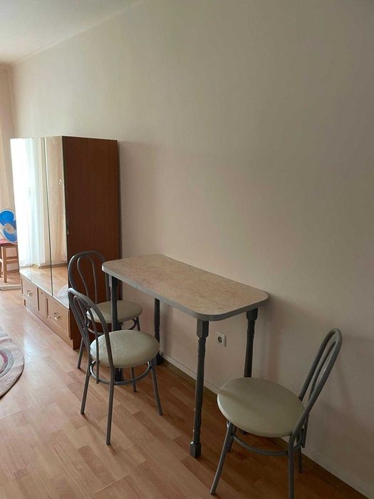 Dau în chirie apartament cu o camera