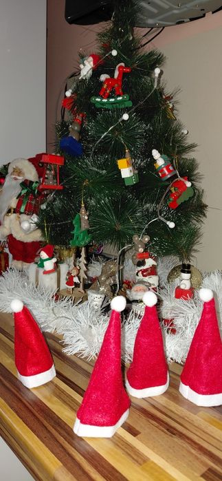 Коледни и новогодишни шапки