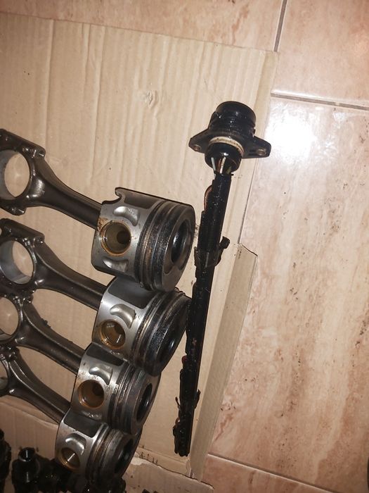 Vând injectoare+pistoane+capac de pe un A4 b5 1.9 tdi din 2001 ATJ