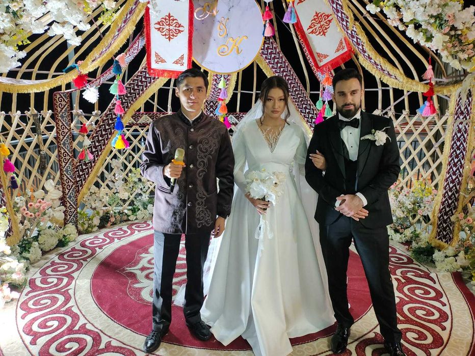 многоязычный ведущий