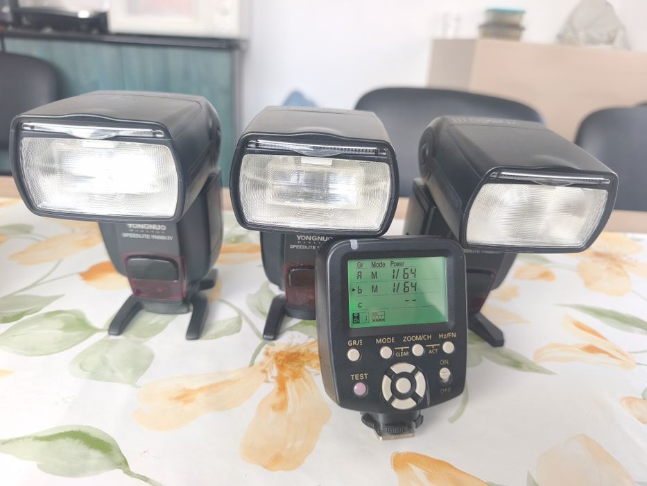 Vând 3 blitzuri plus transmițător yongnuo