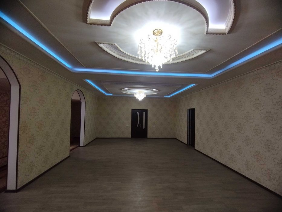 Сотилади Яшнабод ок уй 4.5сот 11 хона  фасад 15 метр нархи 130000 у.е