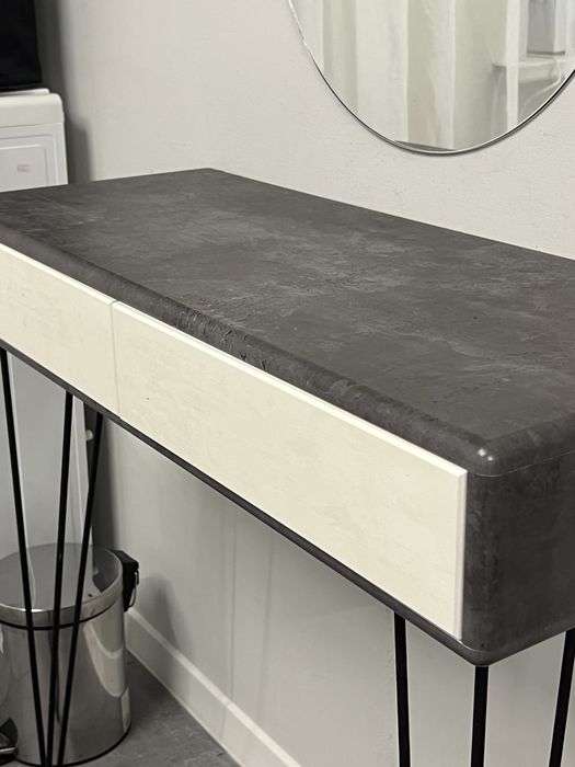 Столик для макияжа, консоль и зеркало