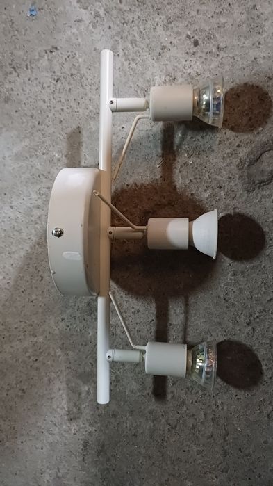 Vand lustra cu 3 becuri