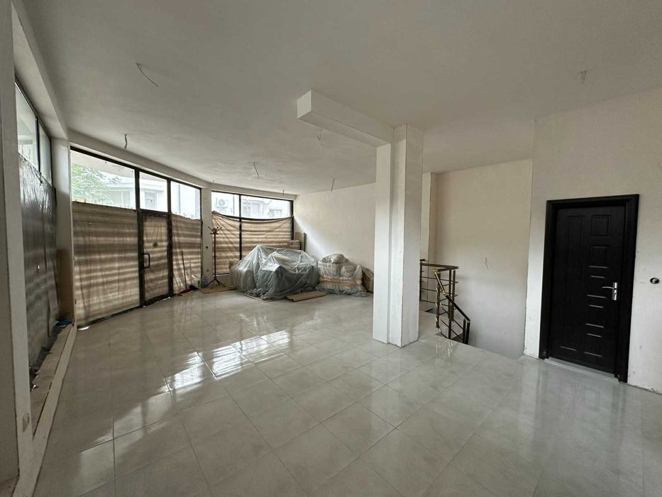 Дава се под наем Магазин в Пловдив, Център - 180 кв.м за 1000 € - Снимка #1