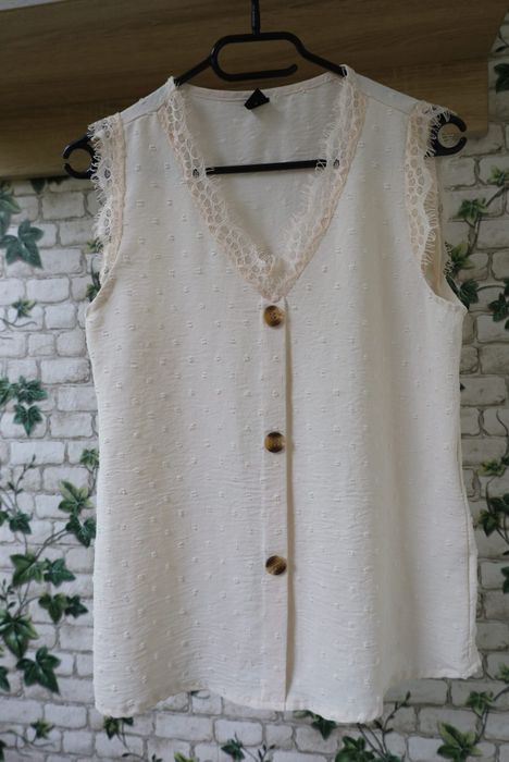 Top crem Shein cu nasturi