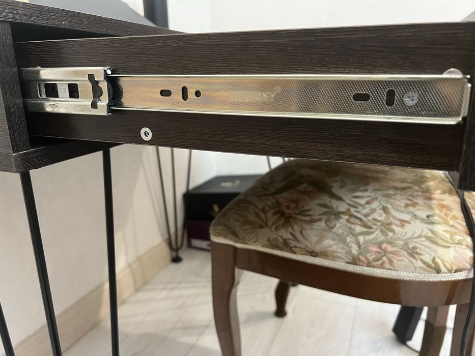 Туалетный / консольный столик