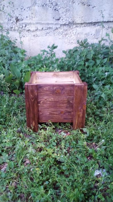 Дървени саксии (кашпи) за растения и сандъче за цветя