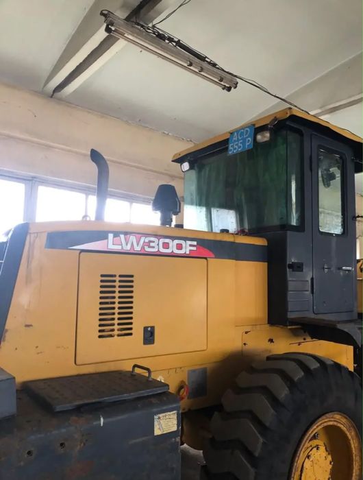 Продам фронтальный погрузчик LW300