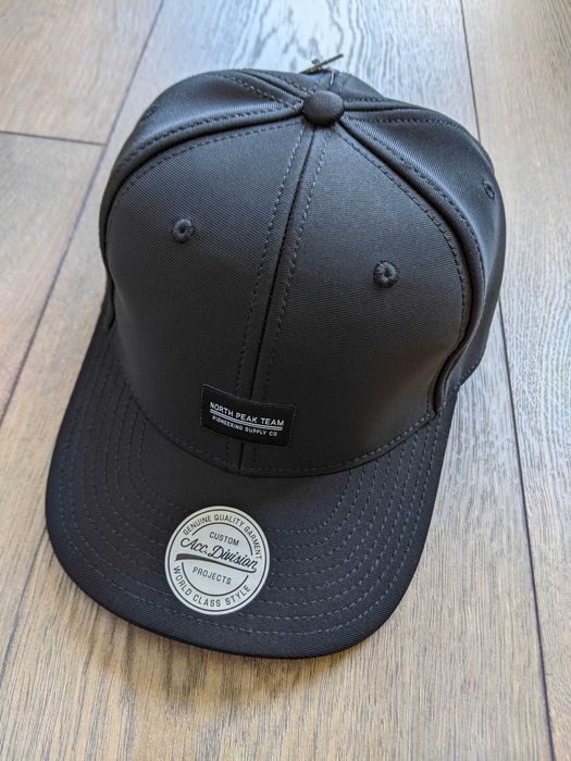 Шапка с права козирка NORTH PEAK