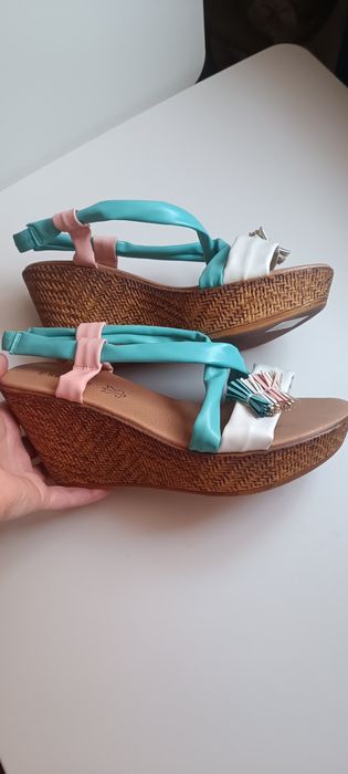 Продам босаножки на танкетке