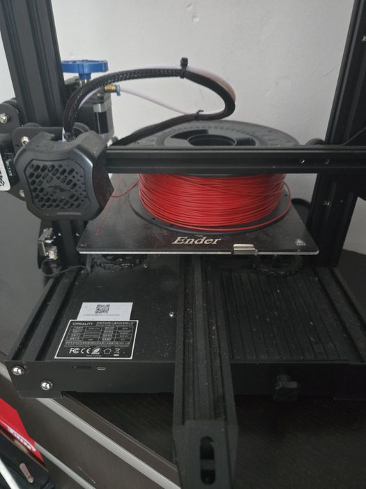 Imprimanta 3D Creality Ender 3 V2, plus un filament