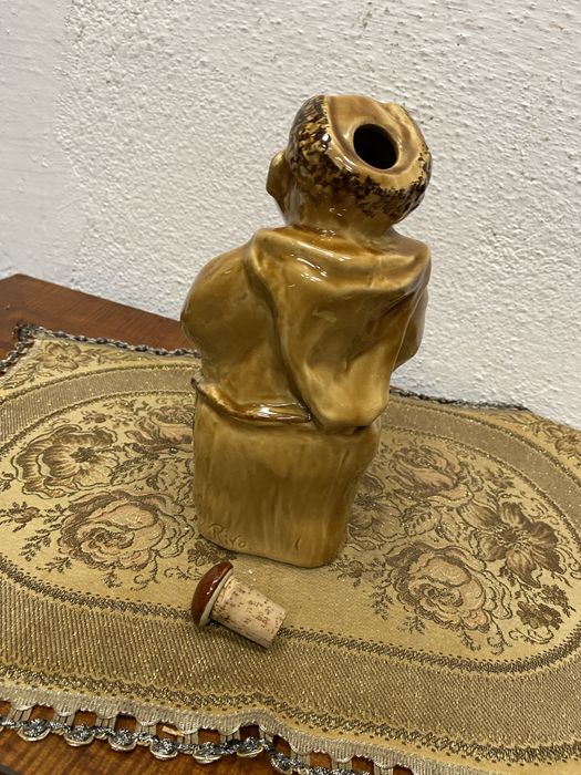 Испанска порцеланова фигура - бутилка свещенник