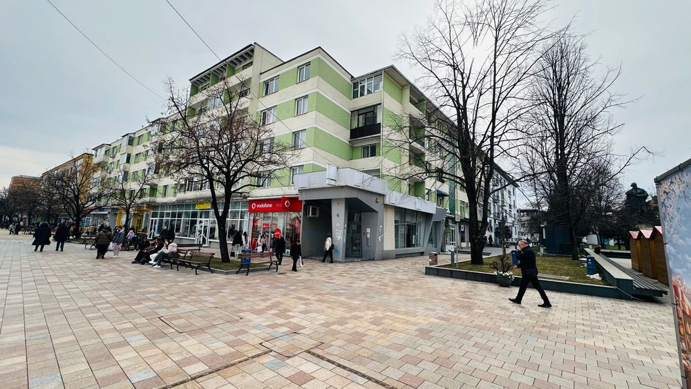 Spațiu ultracentral, pe colț stradă pietonală, lângă Primărie