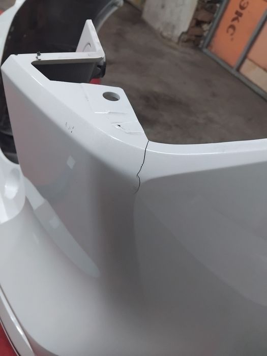 Задний бампер б.у., задний правый молдинг