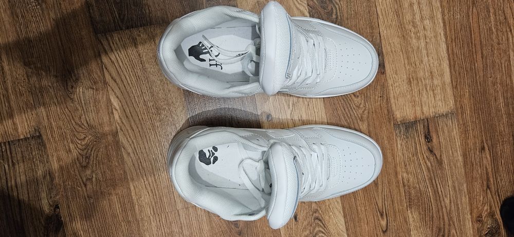 Adidasi out of office triple white