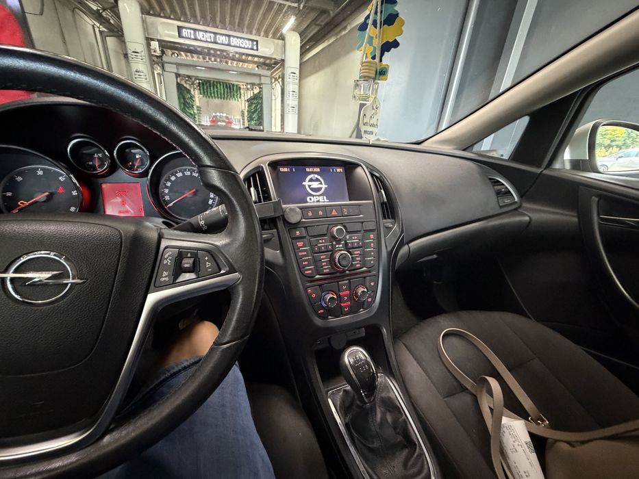 Opel Astra J motorina 1,7, manuala