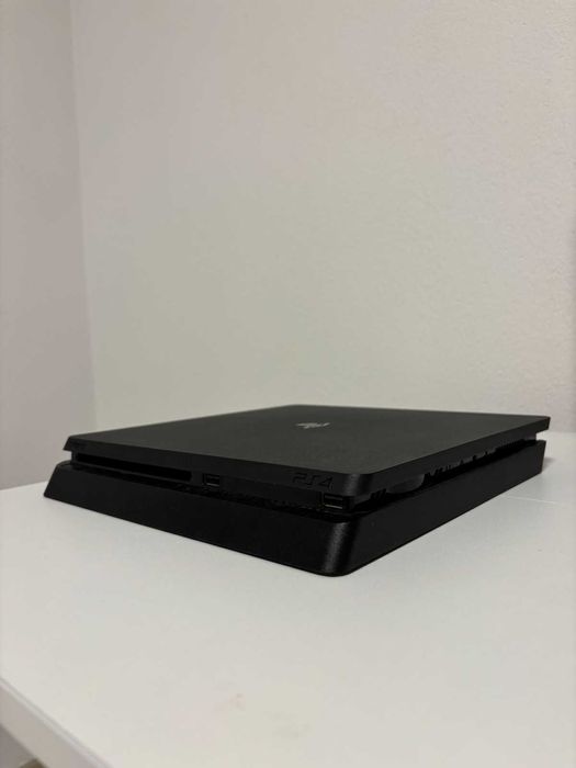 Продавам PlayStation 4