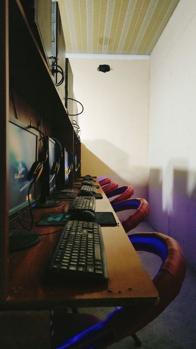 Компьютеры 11 штук с наушниками в комплекте