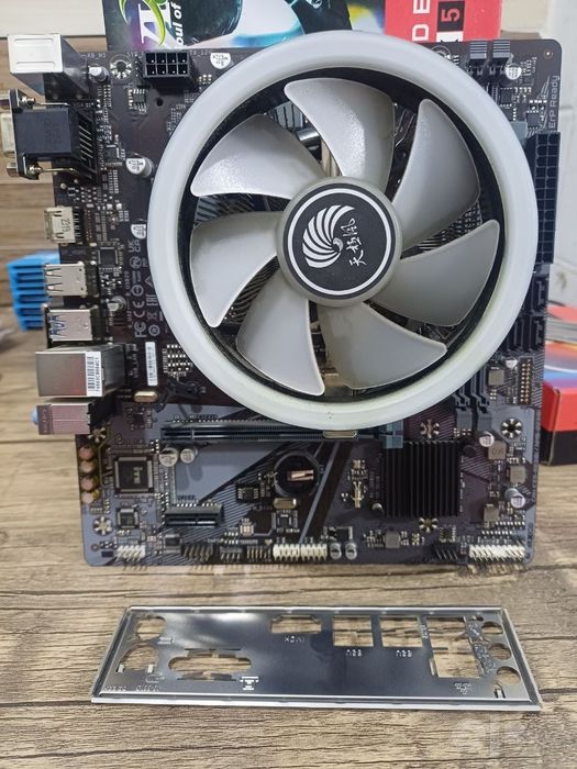 Продам комплект: Gigabyte H610M + Intel Core i5 12400F