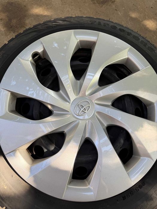 4 броя железни джанти Toyota 16" с тасове и гайки (6.5J 16" ET45 5x114.3 60.1) и 2 зимни гуми 205/55/R16