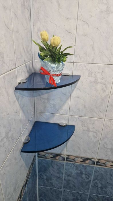 Стъклен син параван за баня и три полици