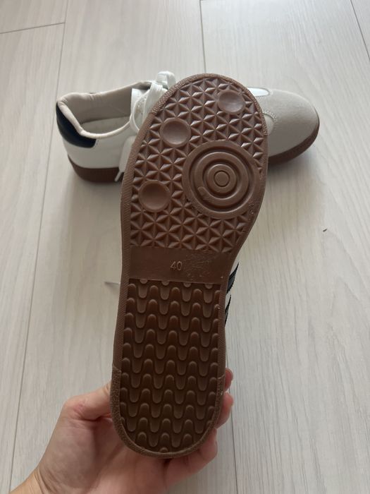 Продам кроссовки новые
