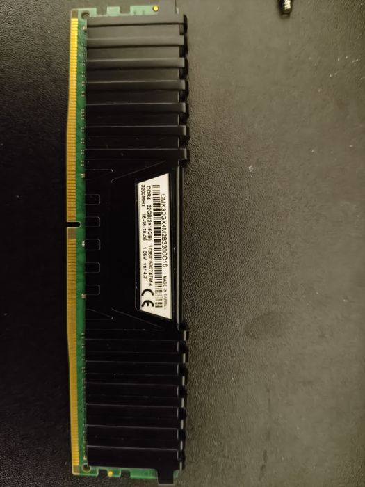 Vand RAM DDR4 16GB Corsair 3200