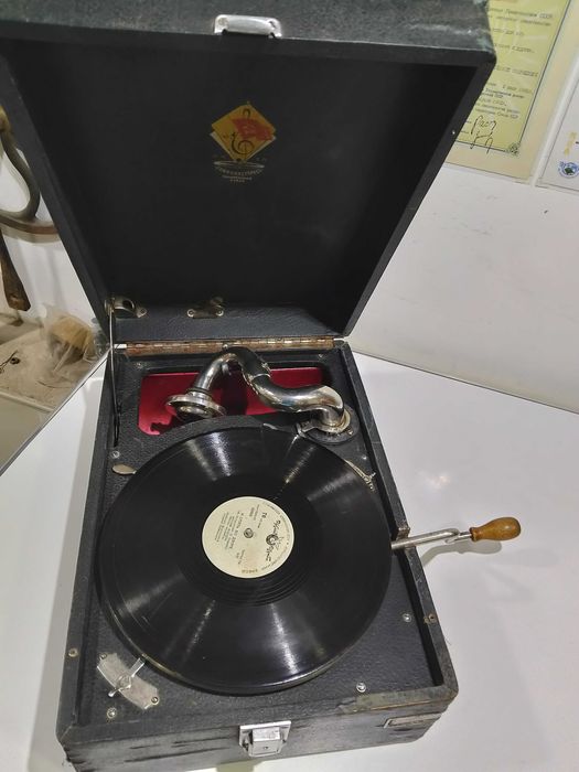 Патефон коломенского патефонного завода, в отличном состоянии,