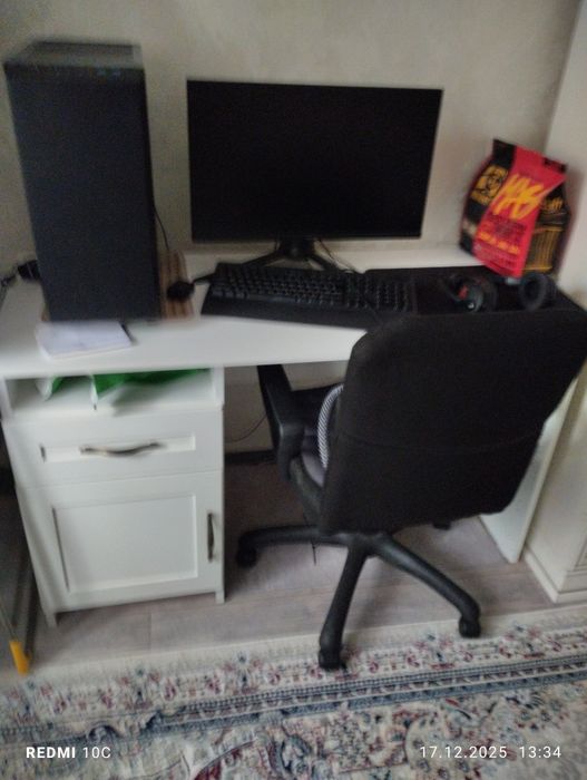 Компьютерный стол в белом цвете