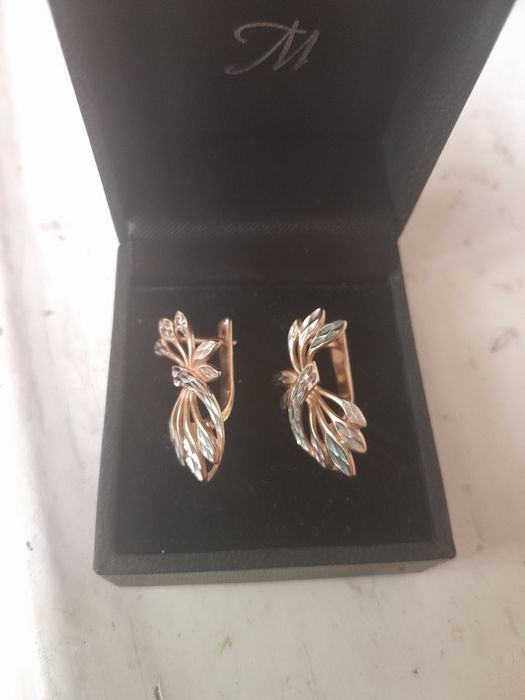 Продам серьги золотые.