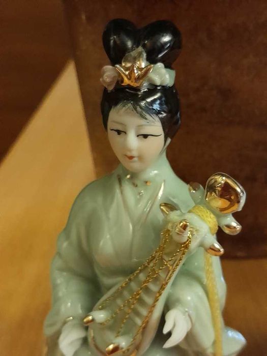 Продам  фарфоровые  статуэтки